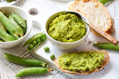 Bahar, ev yapımı aperatif. Ezilmiş yeşil bezelye ve ekmek, ya da tahtanın üzerine serpiştirilmiş bezelye ve tost.. 