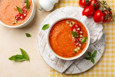 İspanyol çorbası Endülüs çorbası fesleğenli Endülüs çorbası, çiğ, karışık sebze, domates, dolma biber, salatalık, sirke, sarımsaklı ve bayat ekmekten yapılan soğuk bir çorbadır. Tam üstte.