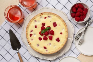 Taze ahududulu ev yapımı peynirli kek. Kompot içeceği. Üst görünüm.