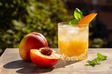 Taze şeftali ezmesi Kokteyl ve taze meyve. Zor yaz ışığı.