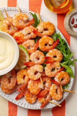 Karides ya da karides şiş ızgara roka salatası, limon. Deniz ürünleri yemeği.. 