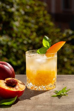 Taze şeftali ezmesi Kokteyl ve taze meyve. Zor yaz ışığı. Dikey resim.