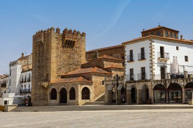 Caceres, İspanya, 13 Ağustos 2025. Batı İspanya 'nın Extremadura bölgesinde şehir. Torre de Bujaco Plaza Belediye Başkanı.