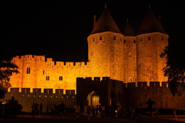 10 Ağustos 2025, Carcassone, Fransa, gece şehri. Carcassonne 'un çift duvarlı tahkimatları, bir tepe kasabası, ortaçağ kalesi, La Cite.