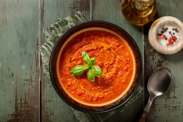 Ev yapımı Gazpacho veya gaspacho, çiğ ve harmanlanmış sebze, domates, dolma biber, salatalık, şarap sirkesi ve zeytinyağından yapılmış Endülüs soğuk çorbası. Yeşil tablo yüzeyi.