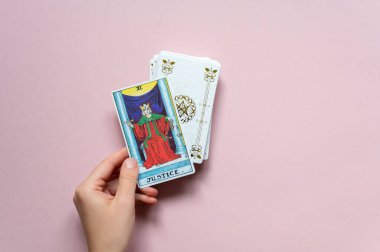 Londra, İngiltere: 14 Ekim 2022: The 11 Major Arcana - Justice Tarot Card of Rider Waite güvertesi pembe arka planda