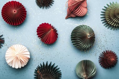 Dekoratif kağıt Noel ağacı süslemeleri, DIY projesi, Organik Modern Tasarım, Asılı Festive Honeycomb Katlanabilir 3 boyutlu toplar, minimalist ve plastiksiz