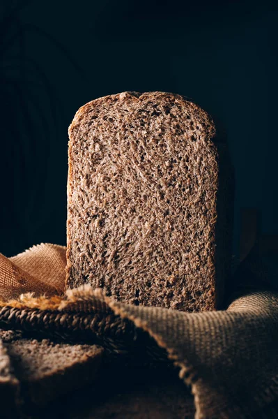 Κομμένο Σπιτικό Ψωμί Ολικής Άλεσης Εύκολο Μαγείρεμα Στη Μηχανή Ψωμιού — Φωτογραφία Αρχείου