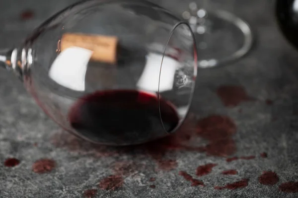 赤ワインは陶器の床にガラスからこぼれ落ち 灰色の背景 高い角度の眺め — ストック写真