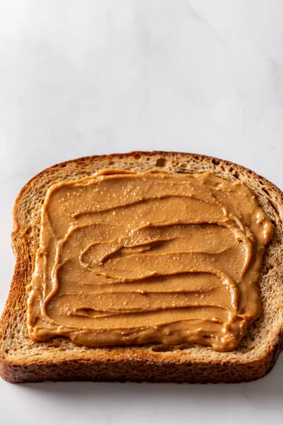 Otevřený Sendvič Plátku Celozrnného Chleba Arašídovým Máslem — Stock fotografie