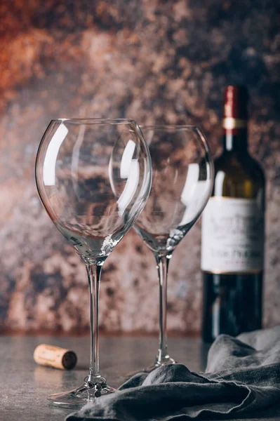 Tavola Apparecchiata Festa Con Bicchieri Vuoti Bevande Bottiglia Vino — Foto Stock