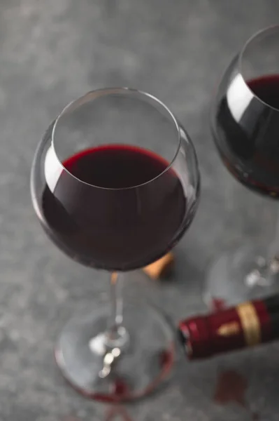 Glazen Rode Wijn Met Lege Fles Buurt Gemorste Druppels Wijn — Stockfoto