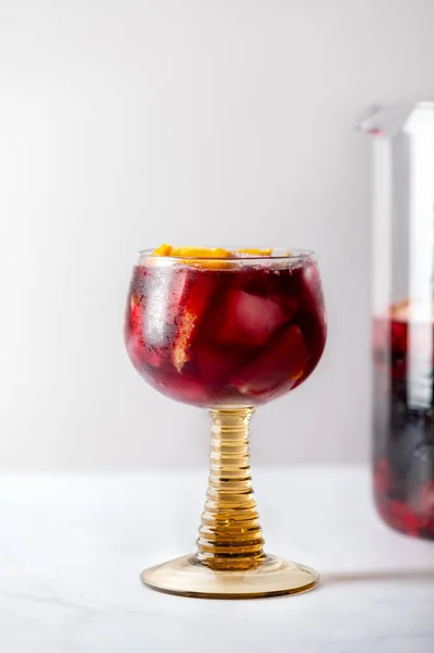 Vaso Sangría Roja Tradicional Con Vino Tinto Hielo Frutas Fondo —  Fotos de Stock