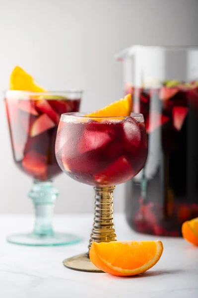 Kırmızı Şarap Buz Meyveli Geleneksel Kırmızı Sangria — Stok fotoğraf