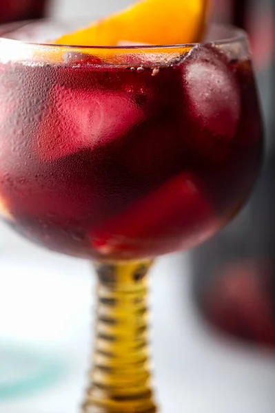 Стекло Традиционной Красной Сангрии Красным Вином Льдом Фруктами Легкий Фон — стоковое фото