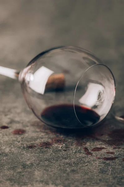 Rode Wijn Gemorst Uit Glas Keramische Vloer Grijze Achtergrond Hoge — Stockfoto