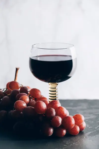 Glas Rode Wijn Met Rode Druiven Buurt Witte Achtergrond — Stockfoto