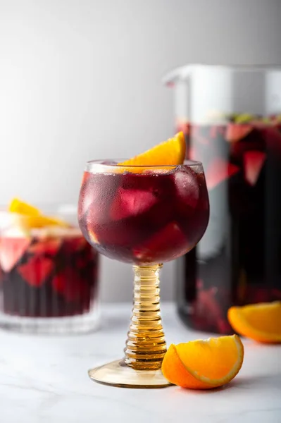 Ποτήρι Παραδοσιακής Κόκκινης Σαγκρίας Κόκκινο Κρασί Πάγο Και Φρούτα Ελαφρύ — Φωτογραφία Αρχείου