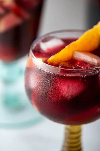 Kırmızı Şarap Buz Meyveli Geleneksel Kırmızı Sangria — Stok fotoğraf