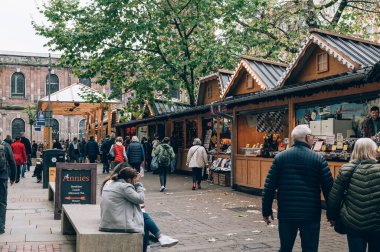 Manchester, İngiltere - 11 Kasım 2022: Manchester, İngiltere 'deki açılışlar sırasında 2022 noel pazarı boyunca son derece yoğun kalabalık