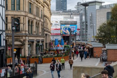 Manchester, İngiltere - 11 Kasım 2022: Manchester, İngiltere 'deki açılışlar sırasında 2022 noel pazarı boyunca son derece yoğun kalabalık