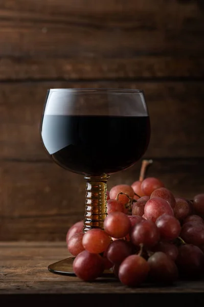 Szklanka Czerwonego Wina Czerwonymi Winogronami Pobliżu Ciemne Rustykalne Tło — Zdjęcie stockowe