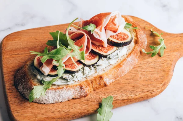 Offenes Sandwich Mit Blauschimmelkäse Feigen Rucola Und Prosciutto — Stockfoto