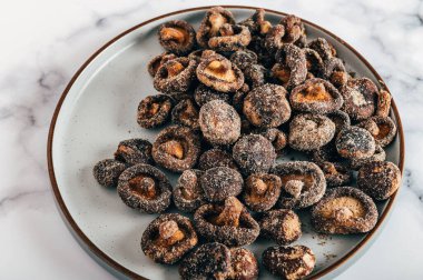 Shiitake mantarı yemeye hazır, sağlıklı doğal atıştırmalıklar, GDO yok, vegan dostu ve mükemmel besin lifleri kaynağı.