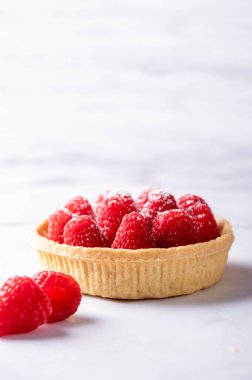 Kremalı tart ve taze ahududu.