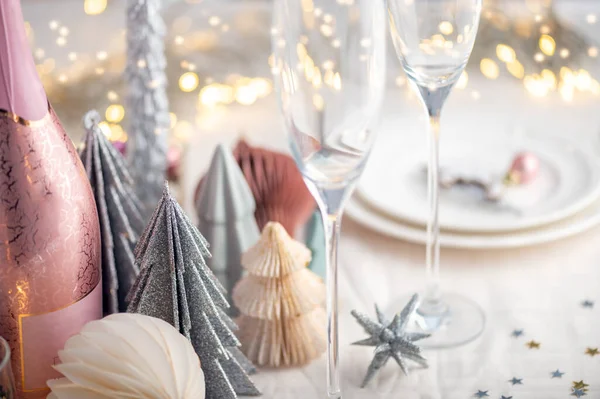 Weihnachten Tischdekoration Weiß Und Rosa Farben Mit Weihnachtsbäumen Auf Dem — Stockfoto