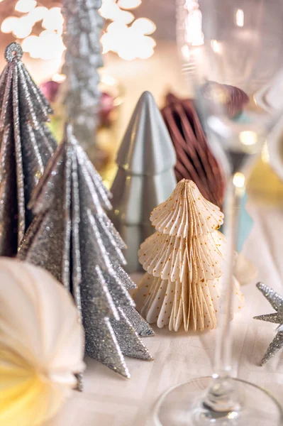 Beyaz Pembe Renkli Xmas Masası Arka Planda Noel Ağaçları Boş — Stok fotoğraf