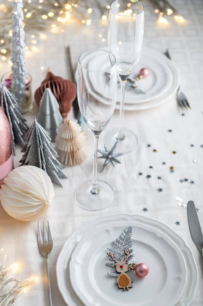 Weihnachten Tischdekorationen Weiß Und Rosa Farben Mit Trendigen Papier Weihnachtsbäumen — Stockfoto