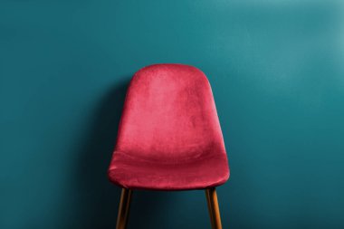 Modern Velour Başkanı Viva Magenta, 2023 'ün rengi tahta bacaklı, mavi arka planlı.