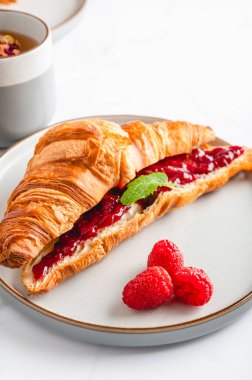 Kahvaltıda kruvasan, ricotta ya da krem peynirli, ahududu ve nane yapraklı lezzetli sandviçler.