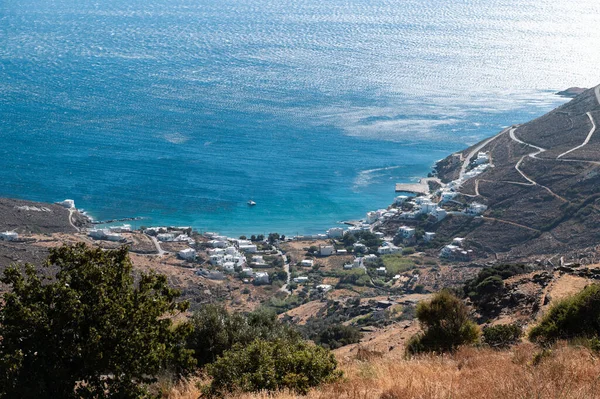 Koyu ve köyü Isternia, Tinos Adası, Kiklad evleri, Tinos Adası 'ndaki Ege Denizi' nin kristal berrak suyu, Kiklad, Yunanistan