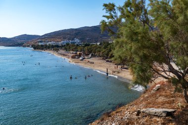 Kionia, Tinos, Yunanistan: 24 Temmuz 2022: Kionia Sahilinde yüzen insanlar, Ege Denizi, Tinos, Yunanistan