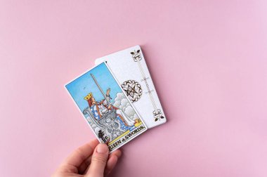 Londra, İngiltere: 6 Ocak 2023: Minor Arcana - Süvari Bekleme Güvertesinin Tarot Kartı Kılıçlarının Kraliçesi