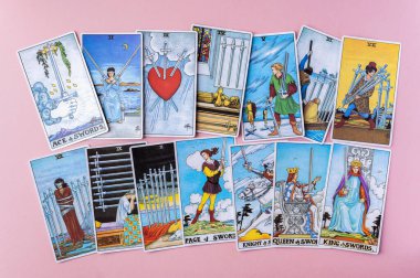Londra, İngiltere: 6 Ocak 2023: Minor Arcana - Süvari Bekleme Güvertesinin Tarot Kartı Kılıçları Pembe arka planda