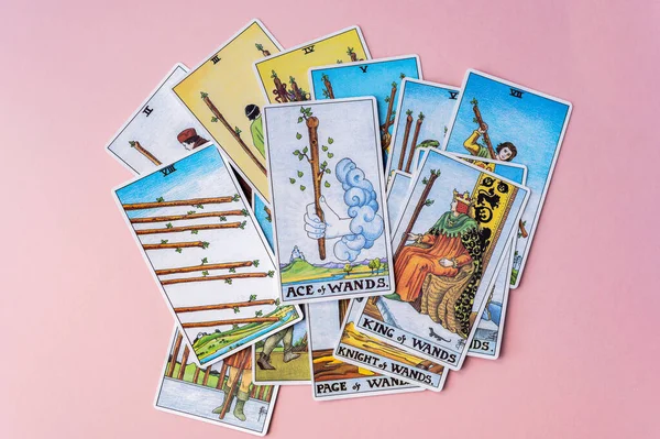 Londra, İngiltere: 6 Ocak 2023: Minor Arcana - Süvari Bekleme Güvertesinin Tarot Kartı Asa Giysisi