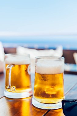 Yaz tatili boyunca açık büfede soğuk bira bardakları