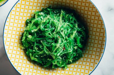 Deniz yosunu salatası süper sağlıklı ve besleyici bir atıştırmalıktır. Susam tohumları, beslenme takviyesi, denizlerin süper yiyeceği, yeşil Chuka ya da alg içerir.