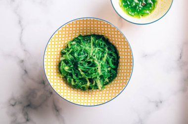 Deniz yosunu salatası süper sağlıklı ve besleyici bir atıştırmalıktır. Susam tohumları, beslenme takviyesi, denizlerin süper yiyeceği, yeşil Chuka ya da alg içerir.