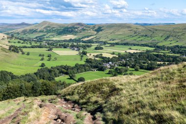 Edale köyü ve İngiltere 'deki Peak District Ulusal Parkı' ndaki Mam Tor 'un manzarası çok güzel. Konaklama konsepti