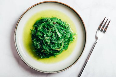 Deniz yosunu salatası süper sağlıklı ve besleyici bir atıştırmalıktır. Susam tohumları, beslenme takviyesi, denizlerin süper yiyeceği, yeşil Chuka ya da alg içerir.