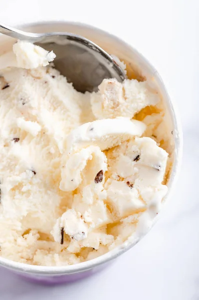 Chocolate Chip Cookie Dough Ice Cream Paper Cup High Protein — стокове фото