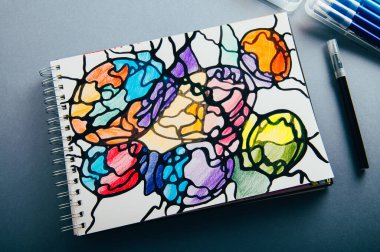 Renkli nevrografik çizimler. Renkli kalemler ve kalemlerle. Stres atmak ve problem çözmek için psikolojik terapi çizimleri.