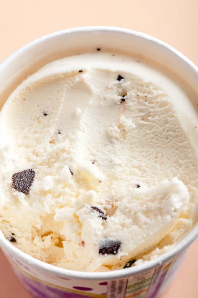 チョコレートチップクッキー生地紙コップのアイスクリーム タンパク質の高い — ストック写真