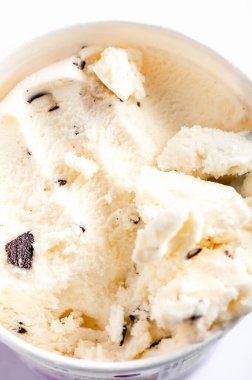 Çikolata parçalı kurabiye hamurlu dondurma. Kâğıt bardakta, yüksek proteinli.