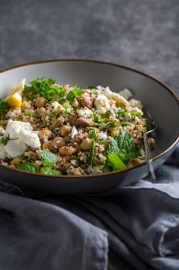 Quinoa, salatalık, otlar, fıstıklar, nohut ve Feta 'dan limon suyu ve zeytinyağıyla yapılmış sağlıklı bir salata. Adı Jennifer Aniston Salatası. Taze, çıtır çıtır ve bitkisel proteinle dolu.
