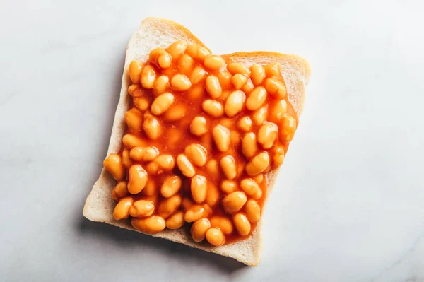 Pečené Fazole Rajčatové Omáčce Plátcích Opečeného Chleba Tradiční Britská Snídaně — Stock fotografie